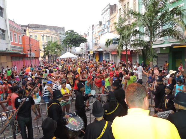 Público prestiga o primeiro ano do polo samba no carnaval do Recife, no Pátio do Livramento (Foto: Danilo Cesar/ G1)