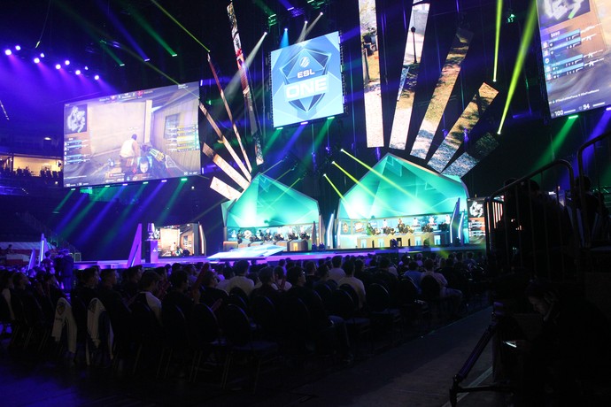 Palco ESL One CS:GO Colônia Alemanha (Foto: Clicia Oliveira) Palco ESL One CS:GO Colônia Alemanha (Foto: Clicia Oliveira)