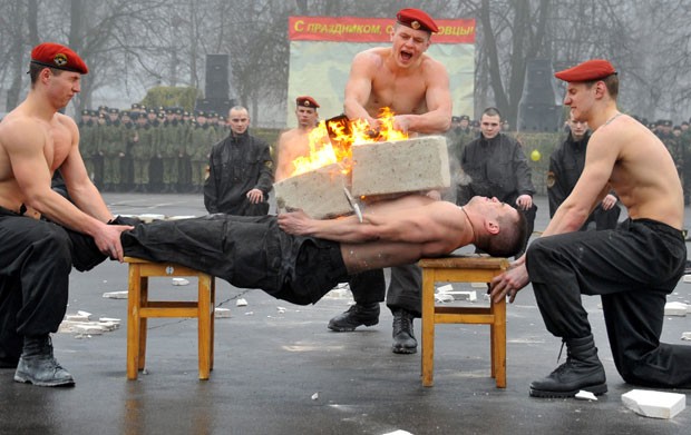 Soldado 'macho' quebra concreto em chamas sobre o peito em Belarus (Foto: Viktor Drachev/AFP)
