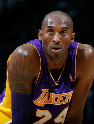 Kobe Bryant continuou na partida contra o Memphis Grizzlies após se lesionar (Foto: Getty Images)