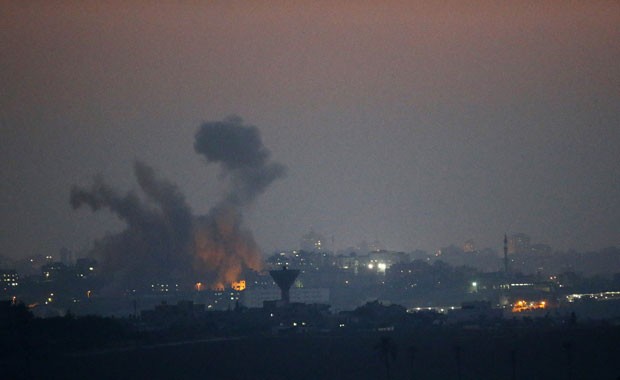 Explosão é vista após ataque em Gaza nesta quarta-feira (9) (Foto: Ronen Zvulun/Reuters)
