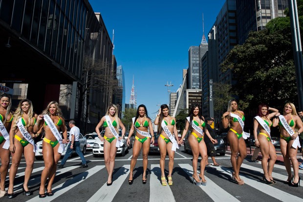 Candidatas do concurso Miss Bumbum posam na Avenida Paulista (Foto: Nelson Almeida/AFP)