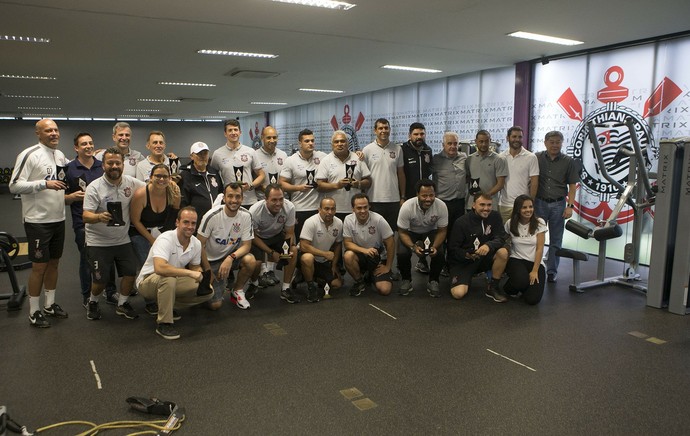 Corinthians faz homenagem a funcionários do CT (Foto: Daniel Augusto Jr/Ag. Corinthians)