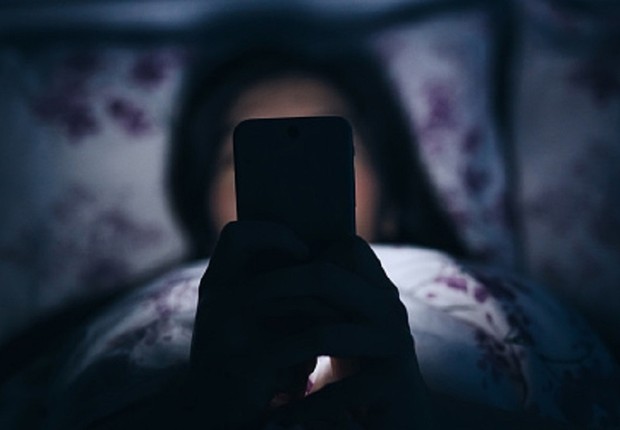 Celular antes de dormir ; queda na produtividade ; luz azul ; celular na cama ; smartphone ; insônia ;  (Foto: Thinkstock)