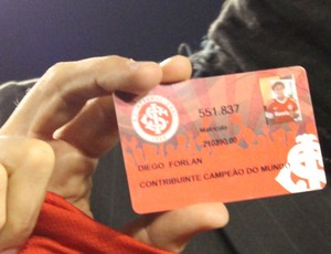 Diego Forlán já tem carteirinha de sócio no Inter (Foto: Diego Guichard/GLOBOESPORTE.COM)