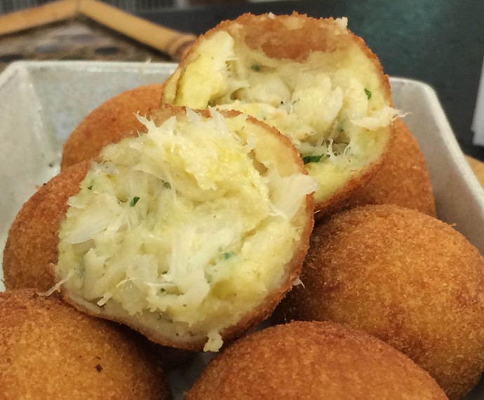 Bolinho de Batata Recheado com Bacalhau Pães e salgados > Bolinho de