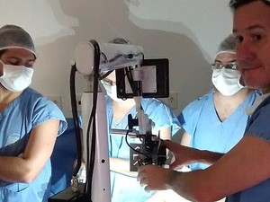 Médico usa novo equipamento durante cirurgia (Foto: Ramon Gabriel Teixeira Rosa/Arquivo pessoal)