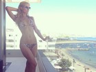 Paris Hilton exibe cintura fina com biquíni de oncinha