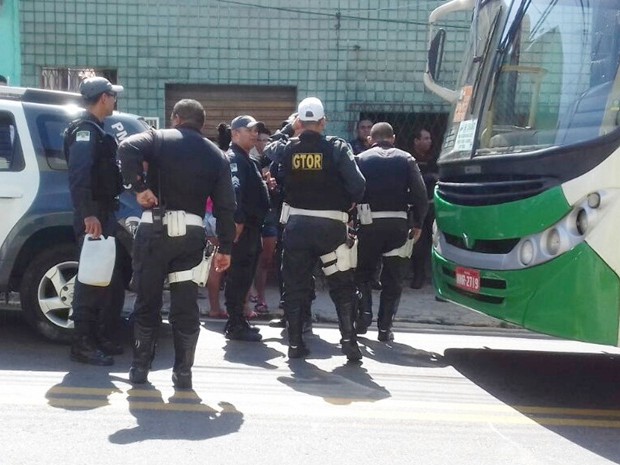 Grupo tentou incendiar ônibus em Mãe Luiza nesta terça-feira (9) (Foto: PM/Divulgação)