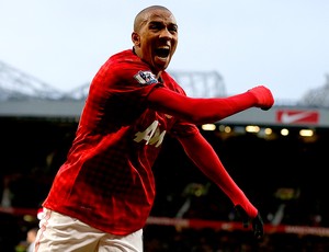 Ashley Young comemora gol do Manchester United sobre o West Bromwich (Foto: Reuters)