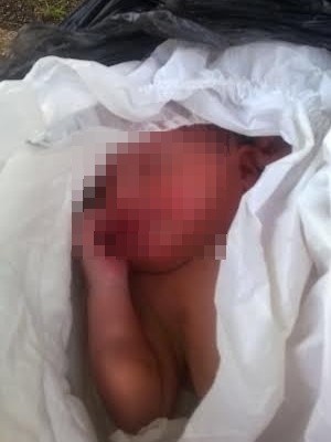 Bebê foi encontrado em sacolas plásticas, em Goiás (Foto: Divulgação/PM)