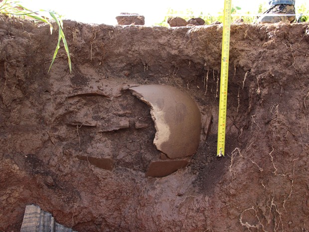 Foram encontrados ossos fragmentados dentro das urnas funerárias (Foto: Divulgação/Iphan)