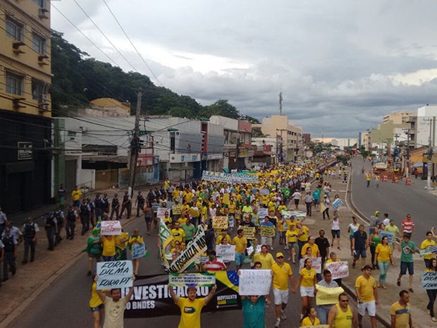 Manifestantes caminharam pela Avenida Prainha e Avenida Mato Grosso (Foto: Carolina Lorencetti/ TVCA)