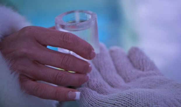 Drinks são servidos em copos de gelo, e visitantes utilizam luvas de esquimó para aguentar o frio (Foto: Bebeto Matthews/AP)