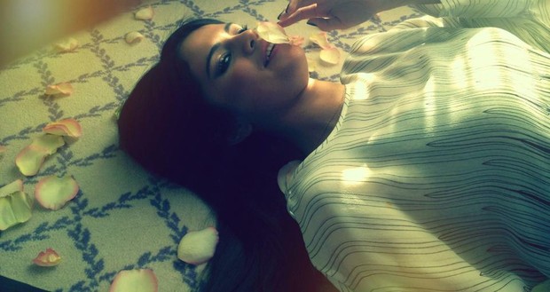 Selena Gomez posta foto na cama com pétalas (Foto: Facebook / Reprodução)