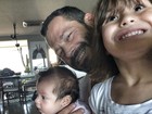 Malvino Salvador posa com as duas filhas: 'Hora da bagunça'