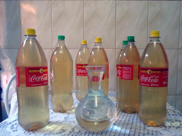 Água coletada por moradores de Estiva Gerbi, a coloração do líquido preocupa a população. (Foto: Fellype Pavan)