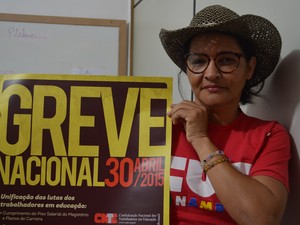 Rosana Nascimento, presidente do Sinteac segura cartaz de indicativo de greve  (Foto: Aline Nascimento/G1)