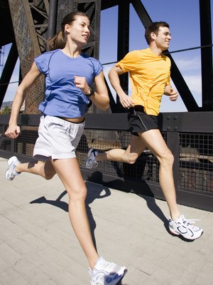 Homem e mulher correndo corrida euatleta (Foto: Getty Images)