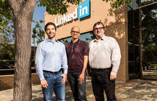 Jeff Weinder, CEO do Linkedni, Satya Nadella, CEO da Microsoft, e Reid Hoffman, cofundador do LinkedIn. (Foto: Divulgação/Microsoft)