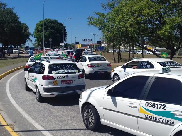 Taxistas bloqueiam a entrada para o setor de desembarque do Aeroporto de Fortaleza (Foto: Leandro Silva/TV Verdes Mares)