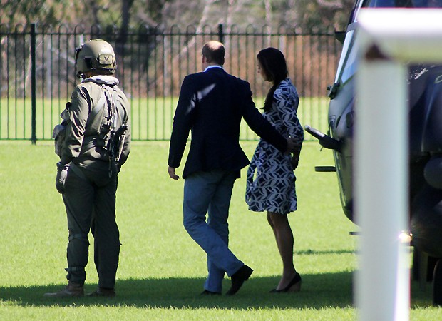 Kate arruma o vestido ao descer do helicóptero (Foto: Pacific Coat News/The Grosby Group)