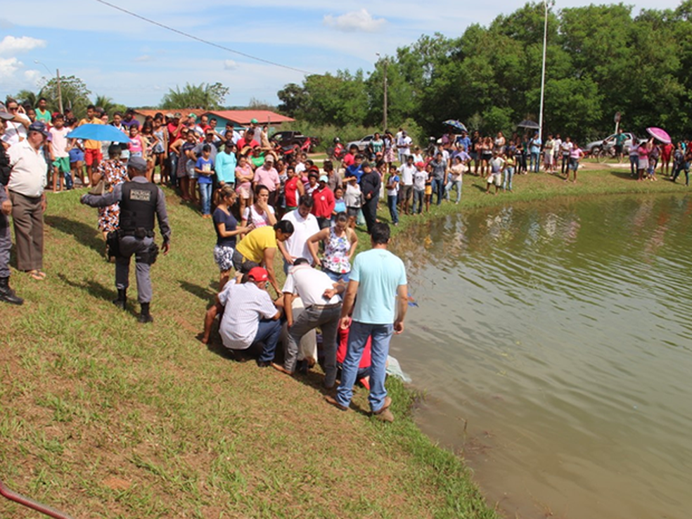PM e moradores ajudaram a resgatar corpo de adolescente em lagoa (Foto: Rafael Trindade/Arquivo Pessoal)