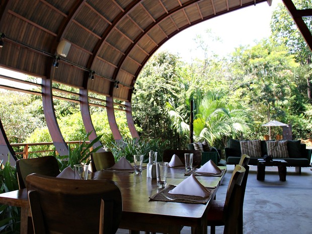 Restaurante serve pratos variados com vista para o Rio Negro, em Novo Airão (Foto: Leandro Tapajós/G1 AM)