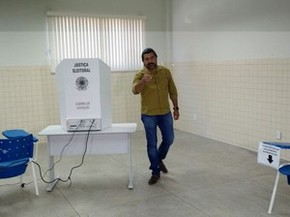 O candidato ao Senado pelo PROS, Sargento Aragão, acaba de votar, em Palmas (Foto: Monique Almeida/G1)