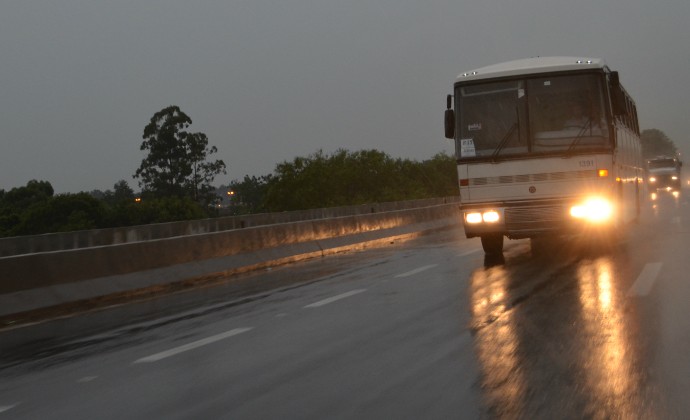 Debaixo de chuva, torcida do Corinthians tem volta tranquila para SP