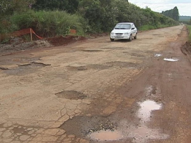 Buracos em rodovia gera indignação entre motoristas (Foto: Reprodução/ TV TEM)