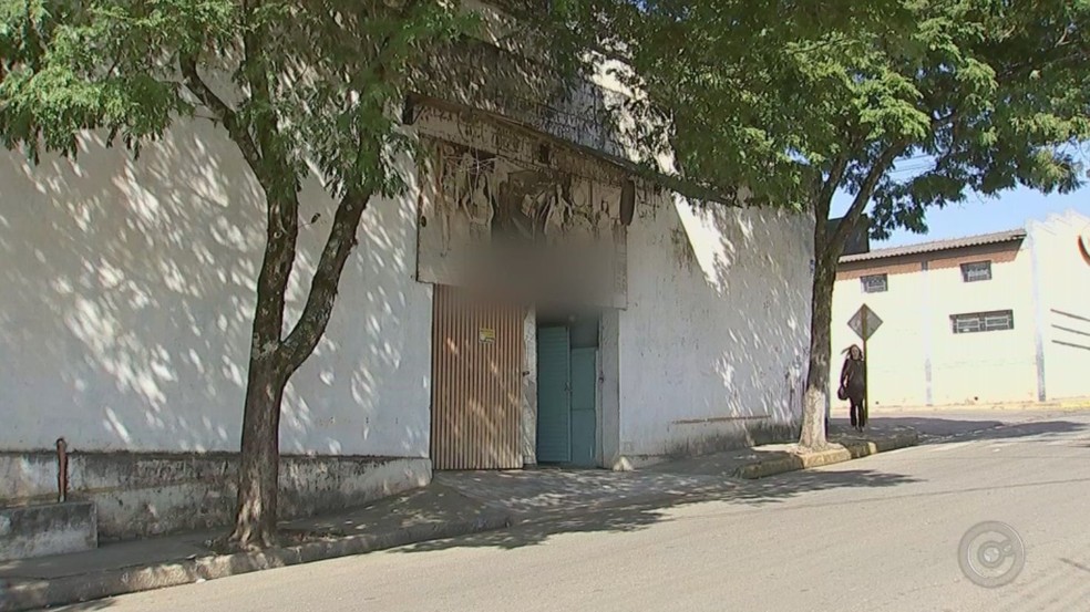 Proprietário de confecção de roupas em Angatuba diz que não tem problema em contratar Suzane para trabalhar (Foto: Reprodução/TV TEM)