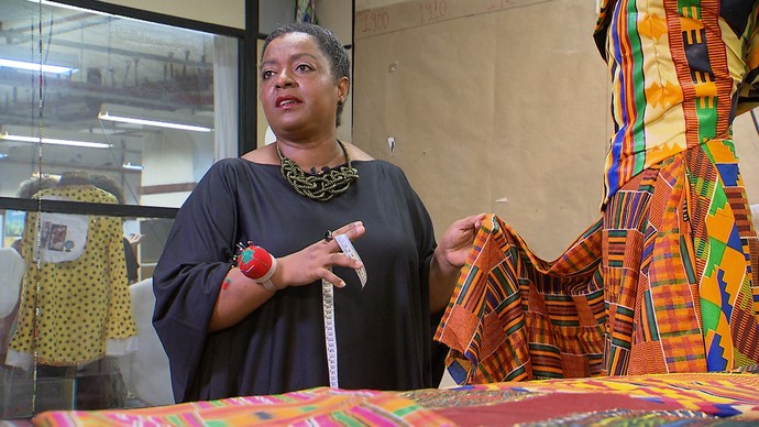 Designer Claudia Soares fala sobre a moda como reforço da cultura negra (Foto: TV Bahia)