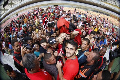 Felipe Vizeu foi no meio da galera dar moral aos rubro-negros (Foto: Gilvan de Souza/Fla Imagem) Felipe Vizeu foi no meio da galera dar moral aos rubro-negros (Foto: Gilvan de Souza/Fla Imagem)