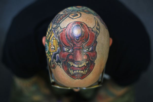 Matt Grosso exibe sua tatuagem na cabeça durante evento em Londres (Foto: Stefan Wermuth/Reuters)