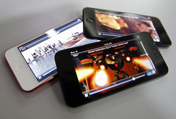 iPods touchcom película que permite assistir a filmes em 3D sem usar óculos especiais (Foto: Edgar Su/Reuters)