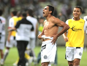 jogadores do ASA comemoram vitória sobre o Ceará (Foto: Ag. Estado)
