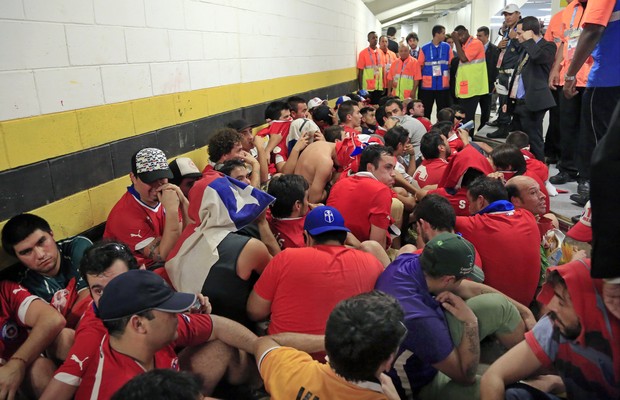 Grupo de torcedores do Chile é detido após invasão do setor de imprensa no Maracanã (Foto: Bernat Armangue/AP)