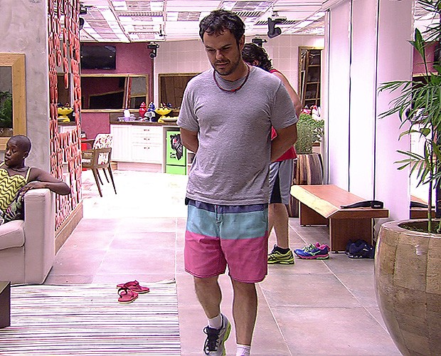 Fotos o estilo peculiar e as combinações de Adrilles na casa do BBB15