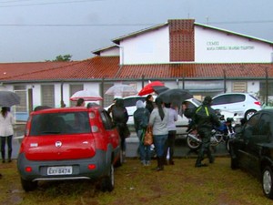 Professores e alunos ficaram assustados com ataque a carros em escola de São Carlos (Foto: Wilson Aiello/EPTV)