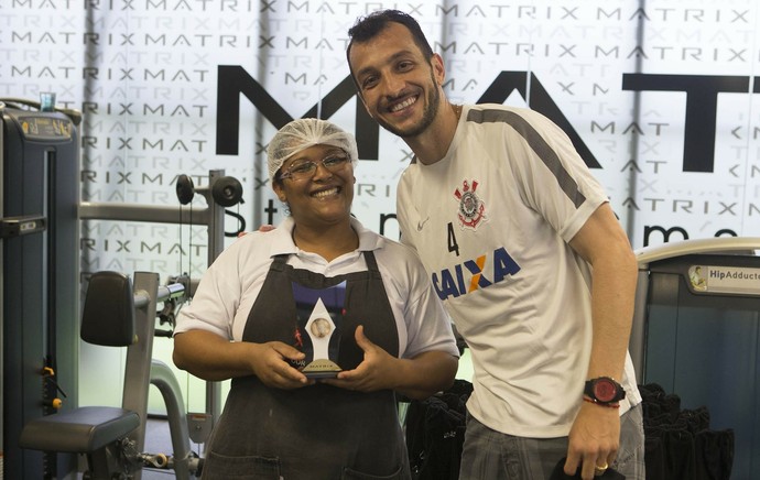 Edu Dracena entrega troféu a funcionária do Corinthians (Foto: Daniel Augusto Jr/Ag. Corinthians)