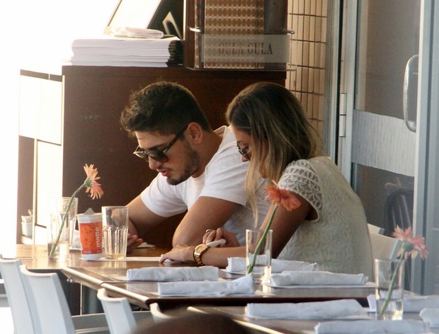 Daniel Rocha e a namorada em restaurante na Barra (Foto: Marcus Pavão / AgNews)