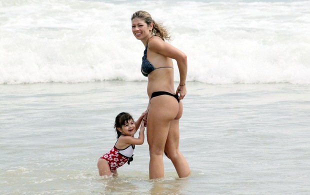 Ex-paquita Cátia Paganote com a filha na praia (Foto: Gabriel Rangel / AgNews)