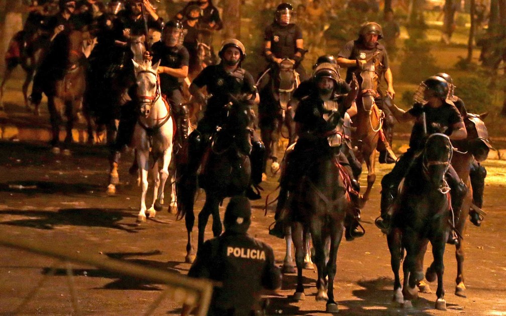Policiais a cavalo durante manifestação em Assunção (Foto: Jorge Adorno / Reuters)