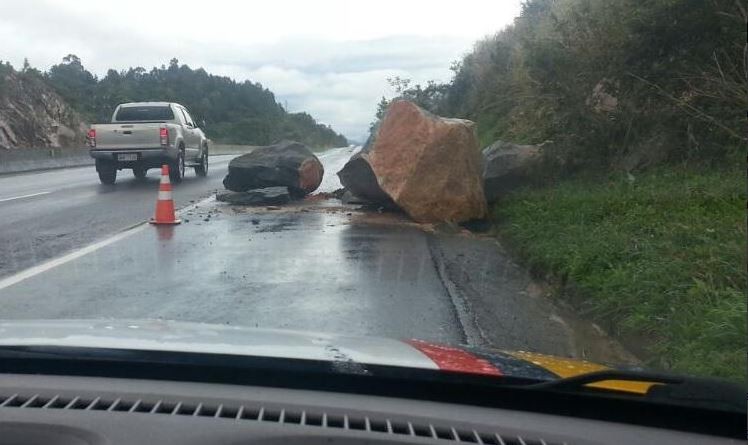 Pedra gigante desmoronou sobre a pista em Palhoça, na Grande Florianópolis (Foto: PRF/Divulgação)