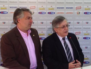 Adalberto Baptista, diretor de futebol, e João paulo de Jesus Lopes, vice de futebol, confirmam venda de Lucas (Foto: Sergio Gandolphi / Globoesporte.com)