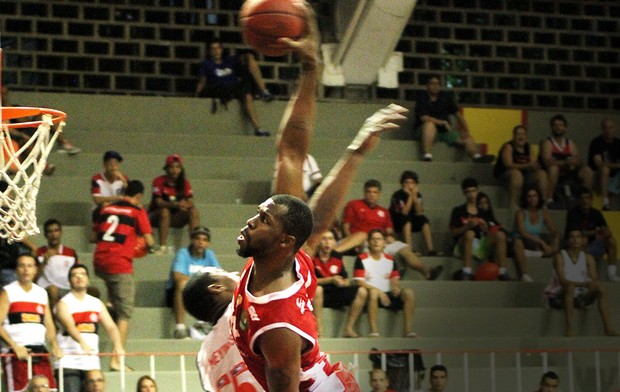 Devon Hardin do Basquete Cearense enterrada NBB (Foto: Marco Aurélio / Divulgação) Devon Hardin do Basquete Cearense enterrada NBB (Foto: Marco Aurélio / Divulgação)