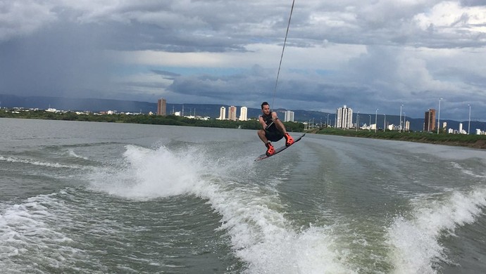 Felipe Fraga praticando wakeboard (Foto: Arquivo pessoal)