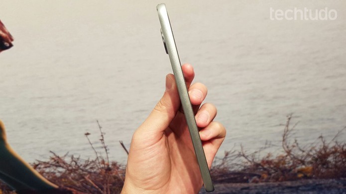 Moto Z Play é uma opção mais barata que o aparelho da Samsung (Foto: Thassius Veloso/TechTudo)