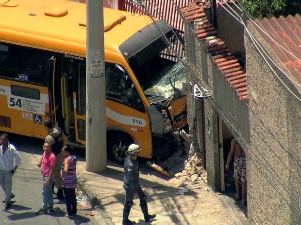 G Micro Nibus Bate Em Muro De Casa No Bairro Gl Ria Em Belo